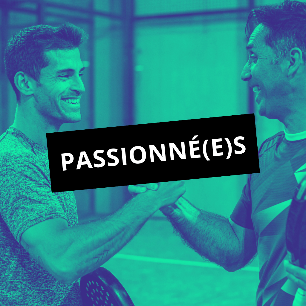 Un match de padel en double masculin, deux équipes s’affrontent sur le court à Dijon